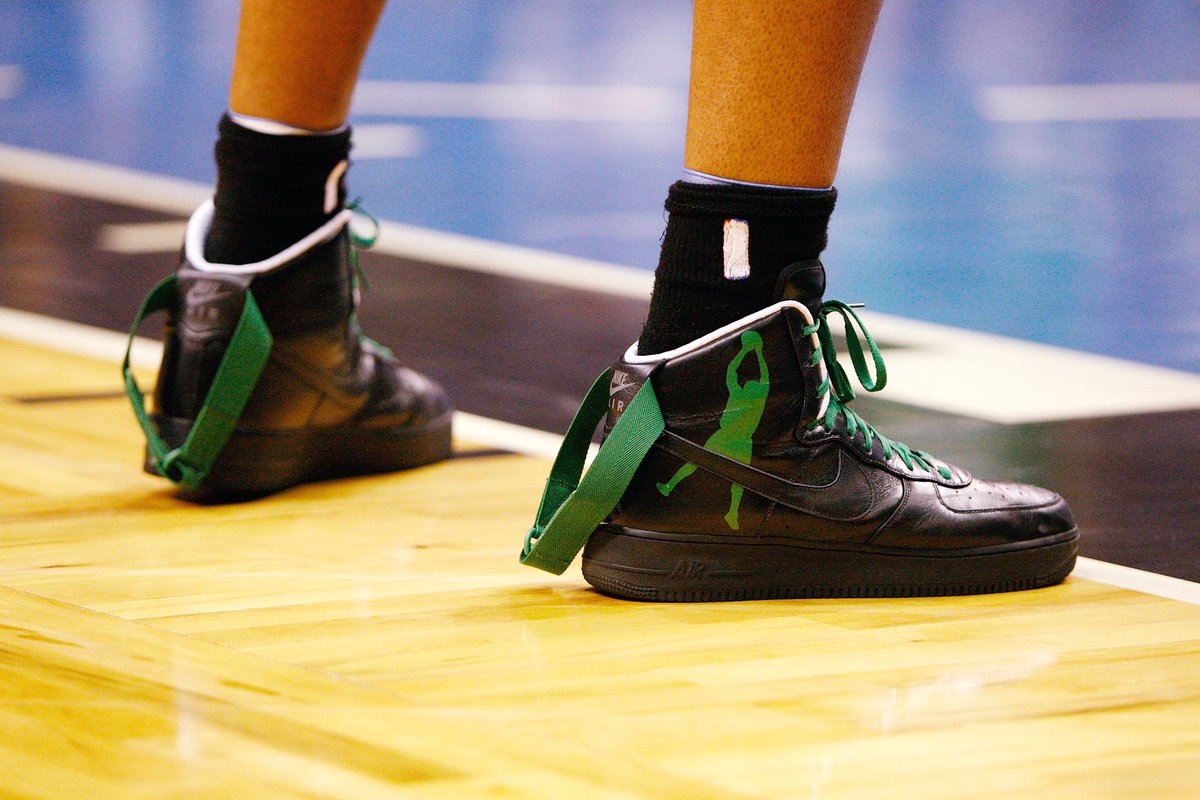 1987_'s tweet photo. Tim Duncan:
5x NBA Champion
3x Finals MVP
2x MVP
15x All Star
Times he wore PE Hightop Forces in an NBA Finals Game with the straps to the back (to the fucking BACK): 0

You do the math https://t.co/oF6yr51Z6Z