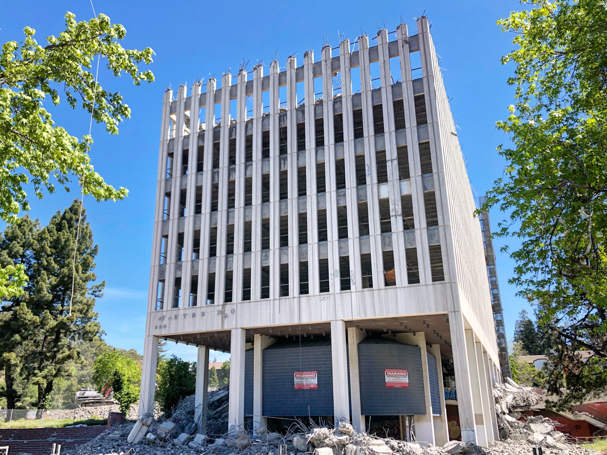 Alex on Twitter: "What was once #Hayward's tallest (since Warren Hall) can  now barely be seen from afar. 🏢 https://t.co/Z6WVISAFoO" / Twitter