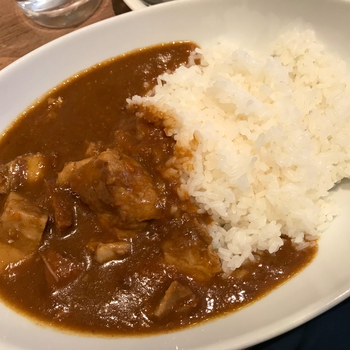 SutakuB's tweet photo. こんにモモチッチさん🍑🍛
在宅ワークの日は運動不足解消の意味も込めてランチだけ外出るようにしてます
いつも飲みに行くお店でカレー頂きました🍛
昨日スパイストラベラー見てカレー食べたかったから良かったー！
今日も1日頑張っていきましょ！

#OrangeConcept https://t.co/5YQnnB7UyX