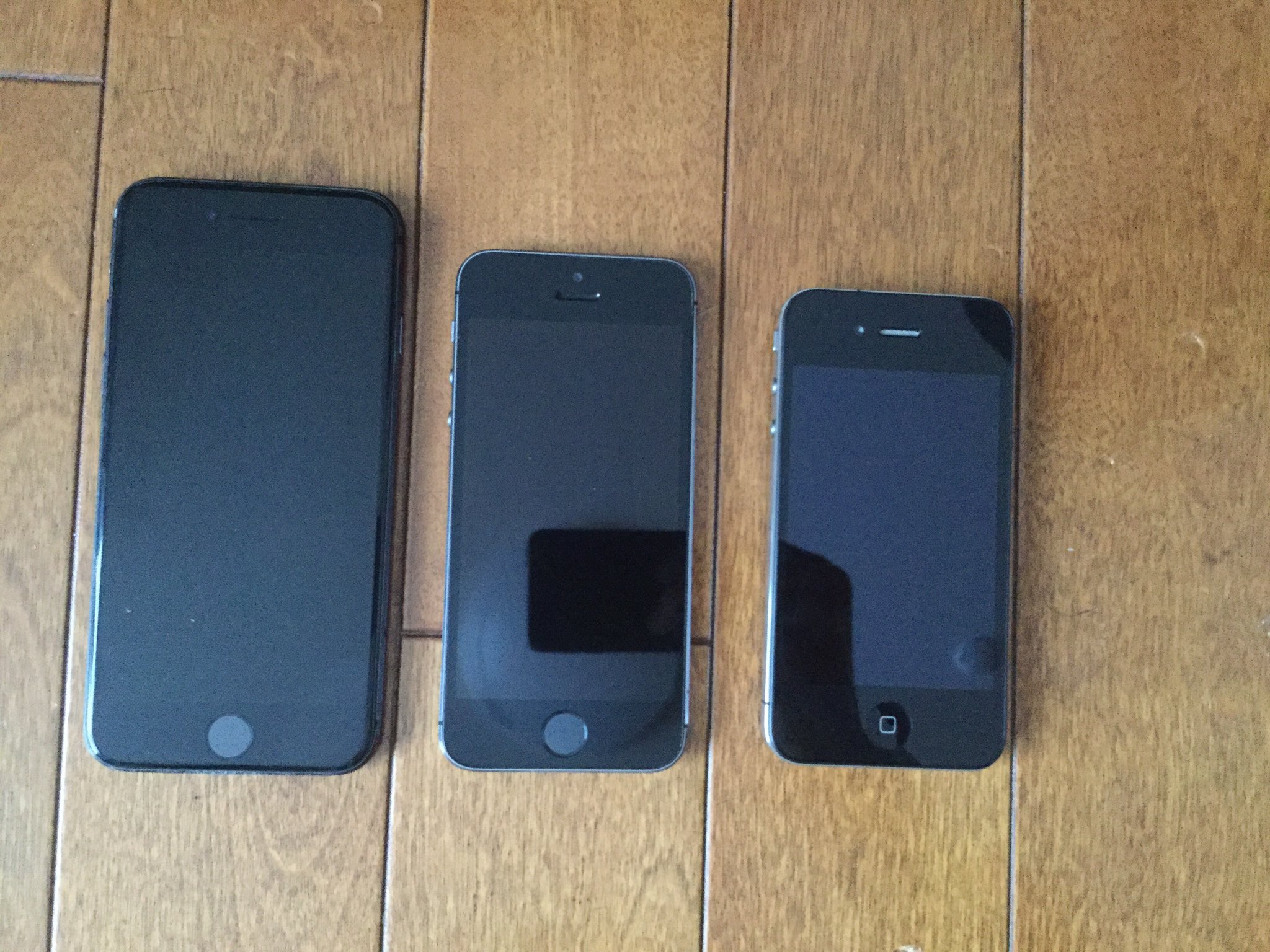 バナナ いくらiphonese2が安かろうとな お金では買えない価値もあるんじゃよ Iphonese2 Iphone8 Se2と同サイズ 中央 Iphone5s Seと同サイズ Iphone4 個人的ベストサイズ 撮影にはipod Touch 6世代 を使用 T Co C8jewo0wyx Twitter