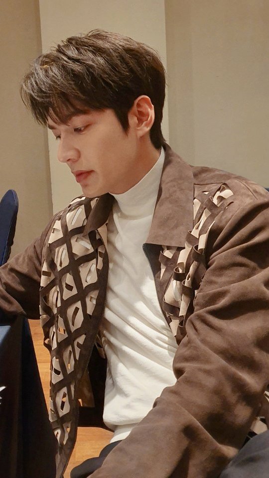 mrs_musician's tweet photo. Bir insan yakışıklılığından, karizmasından hiç mi bir şey kaybetmez hala 10 sene önceki haliyle duruyor. 
#LeeMinHo https://t.co/cYDdqd69Eg