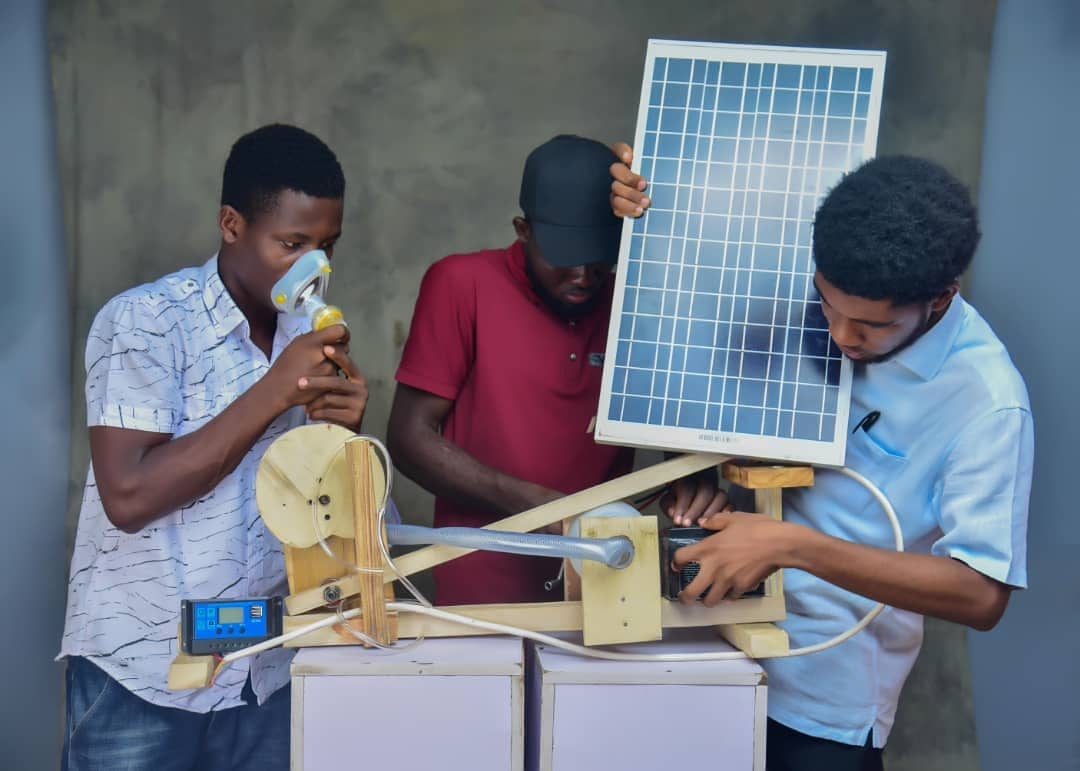 vicateksolarin's tweet photo. Three Nigerians built a solar powered ventilator.
.
.
.
.
#ActOneClimate #ventilator #solarpower #solarpowered #Benue #covid19 #coronavirus #Nigeria #solar24news #solarenergy #offgrid #offthegrid https://t.co/y9qwZDMbbN