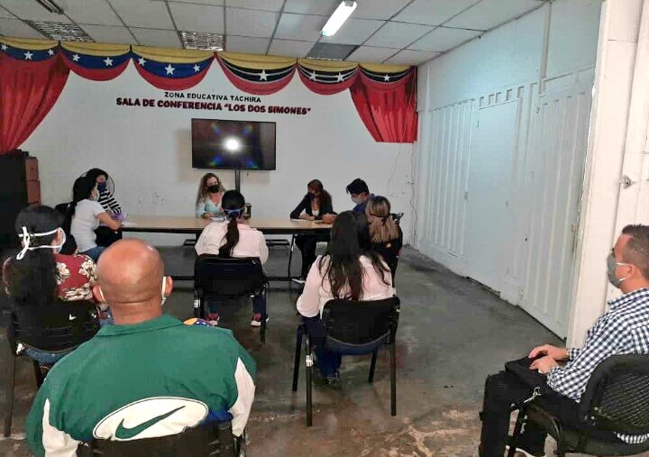 charlychaves's tweet photo. Sostuve reunión de trabajo con el equipo de @ZonaEducTachira para evaluar el plan #CadaFamiliaUnaEscuela en el estado #Táchira y garantizar su pleno cumplimiento.
#EducacionDeCalidad
#VenezuelaBellaEnRevolución 
@MPPEDUCACION @psuvaristobulo @VSocialT @FreddyBernal https://t.co/A3yjY2BaPX