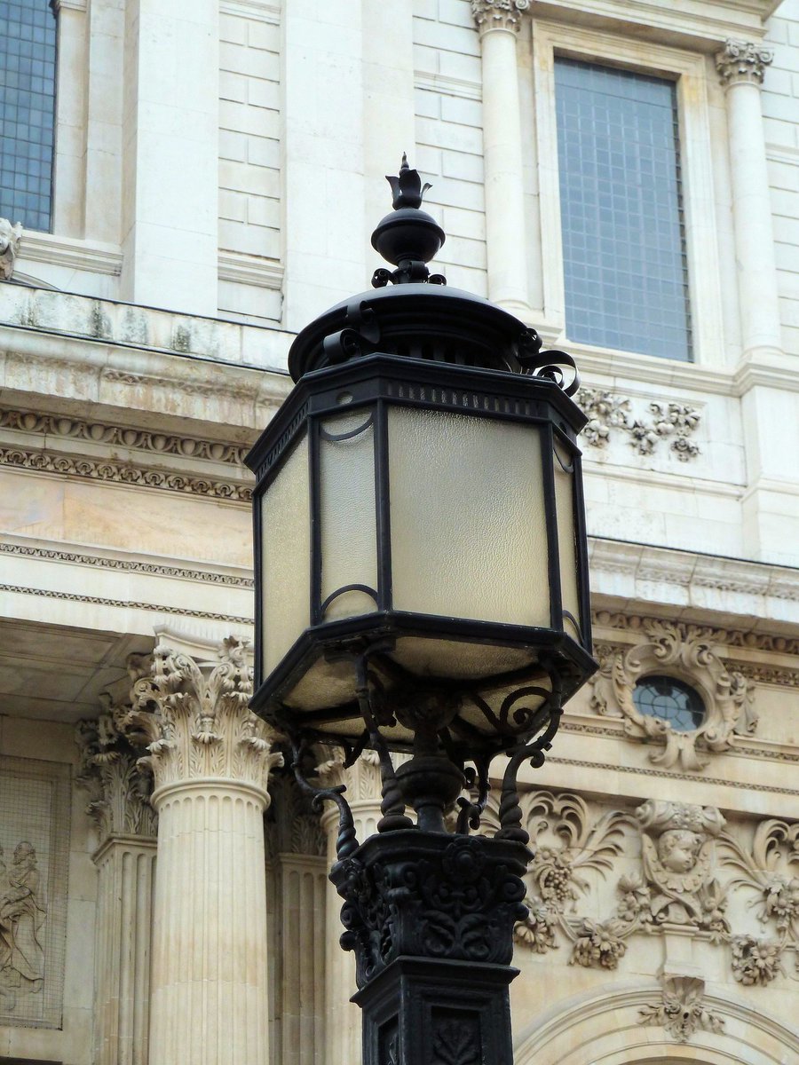 Gaslight of the Day, No.15 [St. Paul's Cathedral]