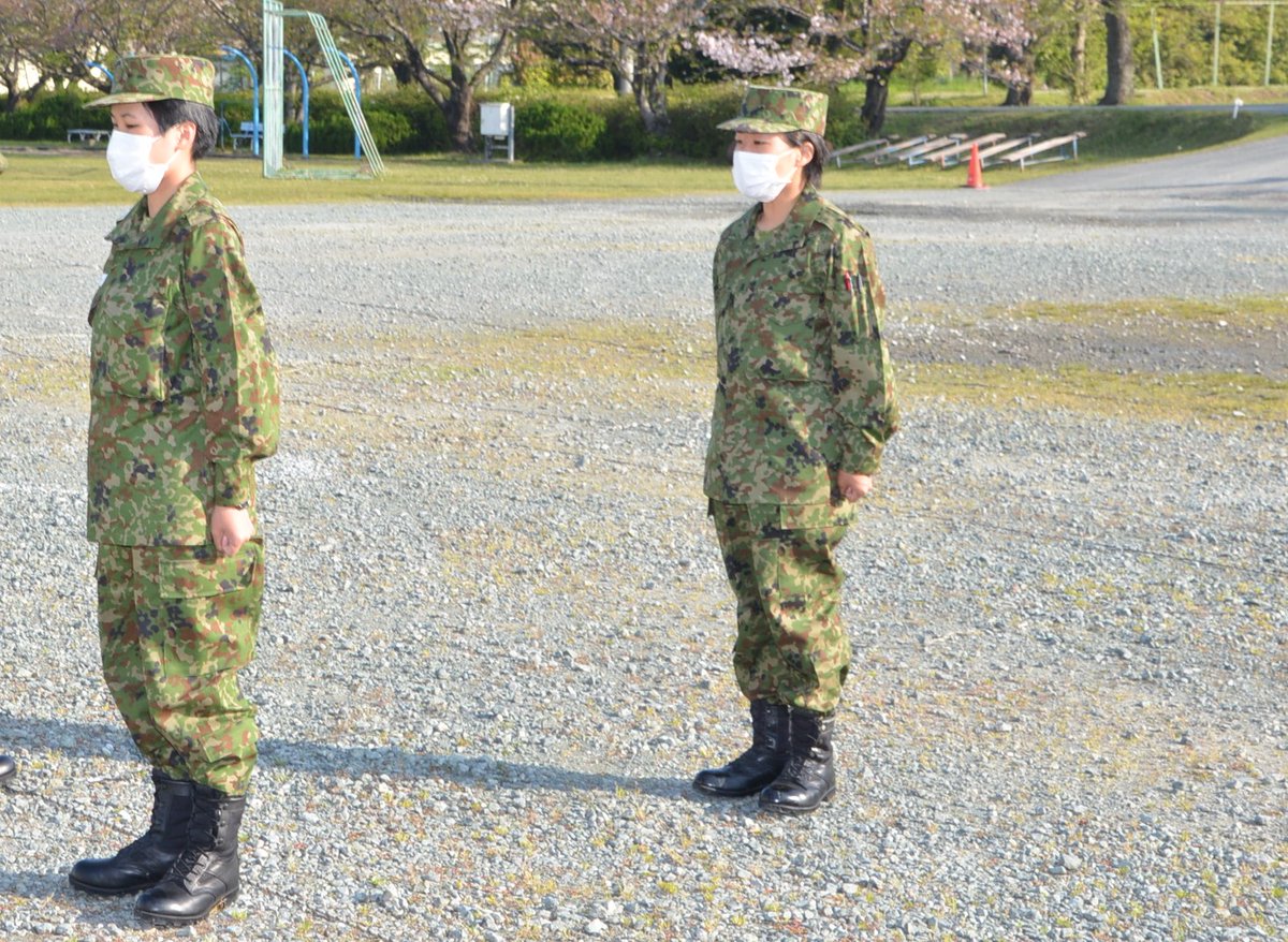 陸上自衛隊久留米駐屯地 国防女子くるめっ娘vol １４ 着隊以来２週間が経ち くるめっ娘達の団結も深まってきています 今日は 大縄跳び競技会 ３２４共通中隊 と朝礼前の服装点検の模様についてです 自衛隊 国防女子 くるめっ娘