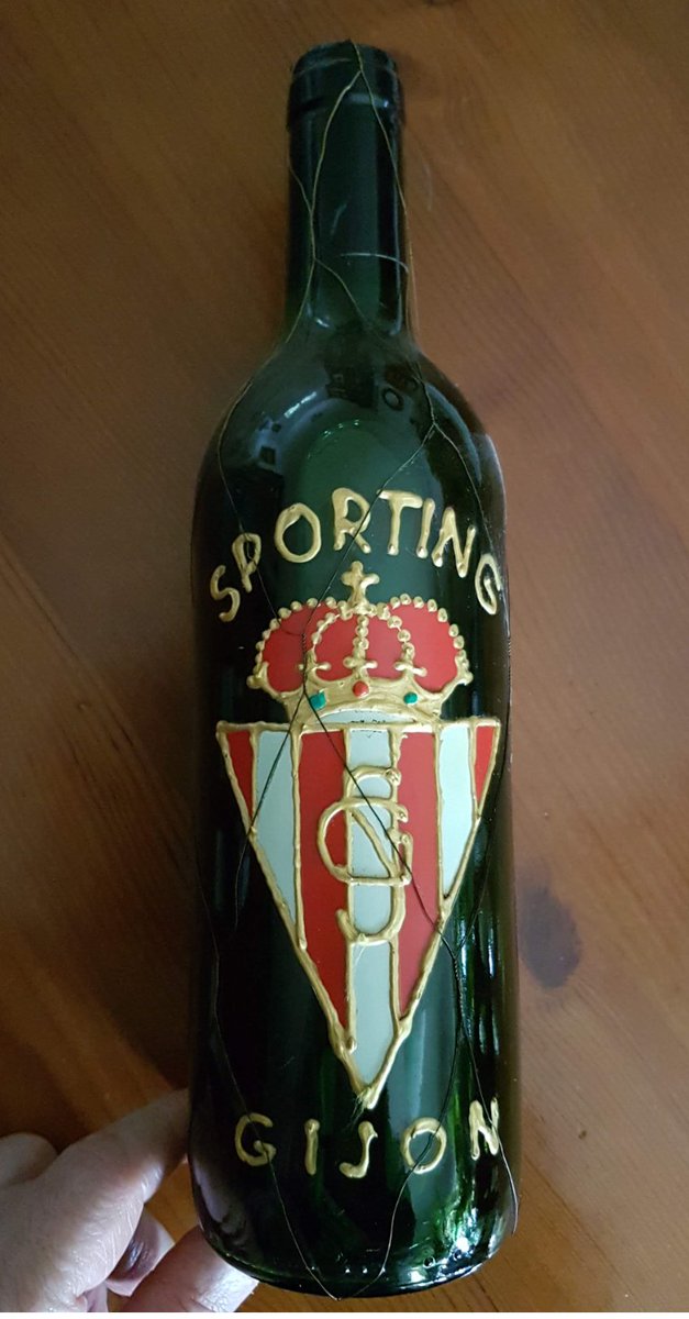 luis_seijo's tweet photo. @RealSporting Una botella de vino decorada a mano, comprada en Manzanares el Real en 1988. https://t.co/8zvyk7Plv7
