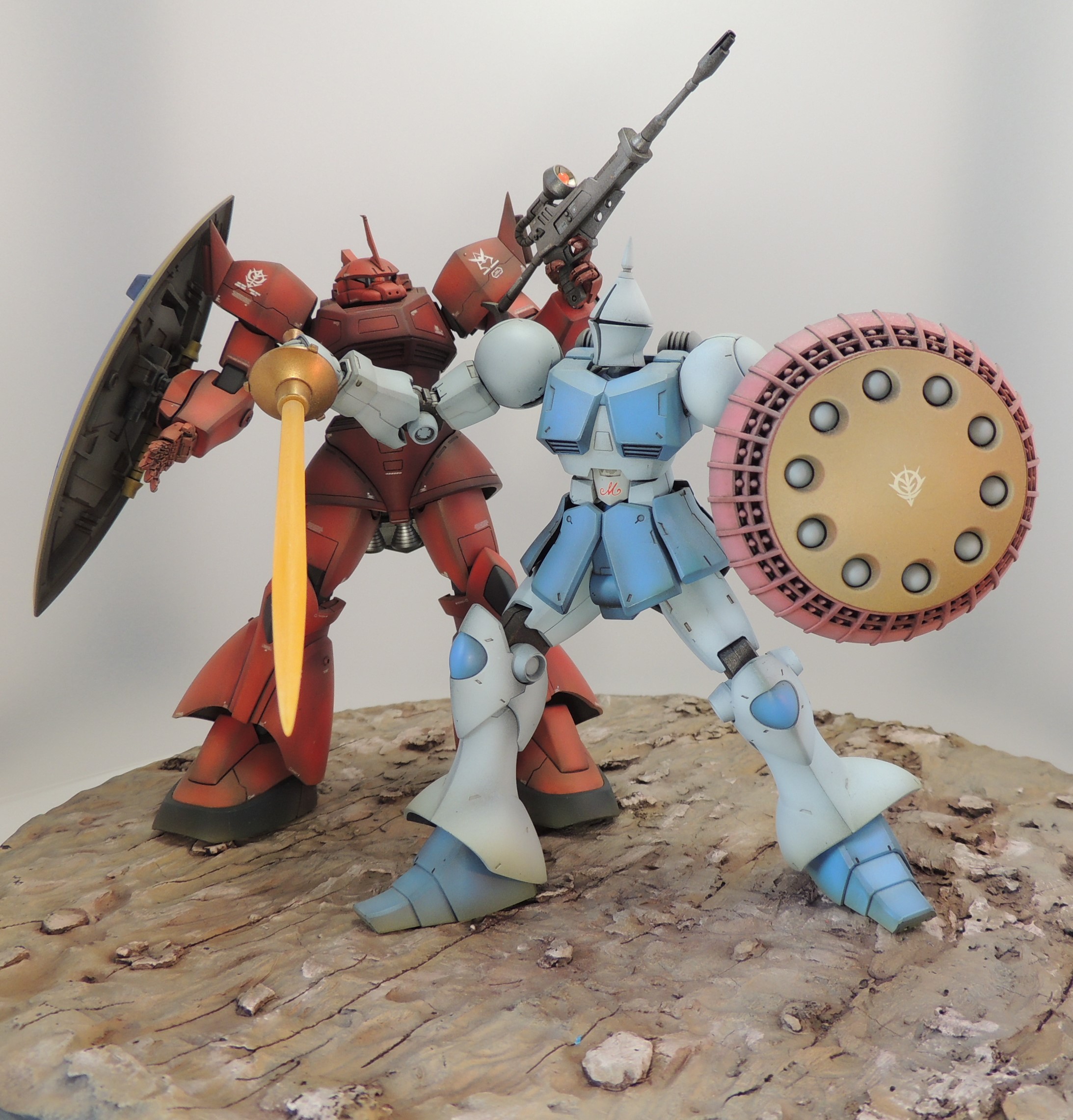 あやぽん 1 144ギャンです 本機のチャームポイントは マ大佐専用機をあらわす腹部の Mマーク 出撃前に剣を構える シャアァァァァ 退けぇぇぇ 飛行 ガンダムとの格闘戦 ジ オリジンにこの場面はありません ギャンはいいものだ