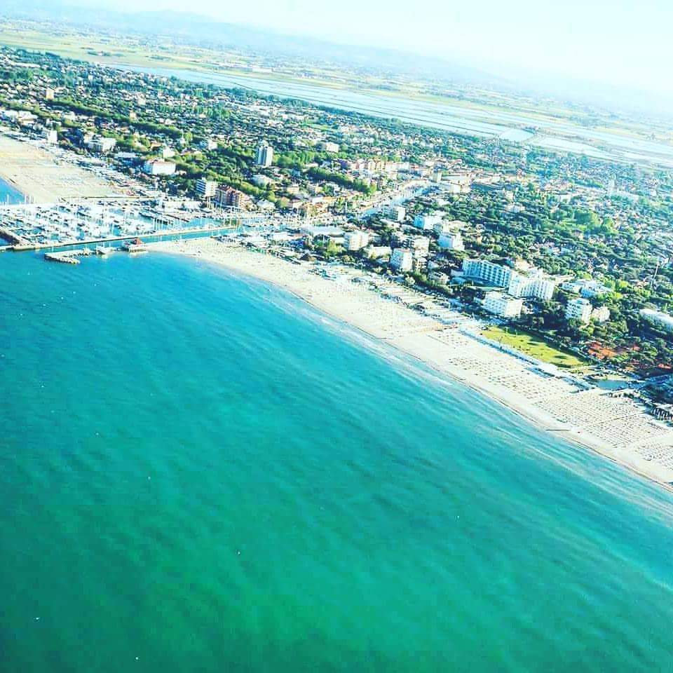 Solo uno che non è mai stato al mare può pensare di fare dei box di #Plexiglass.Tranquillizziamo i #turisti:in #Romagna ci siamo inventati il modo di "vendere l'ombra",vi stupiremo con nuove soluzioni che garantiranno benessere e sicurezza!💪😊🇮🇹
m.facebook.com/story.php?stor…
#COVID19