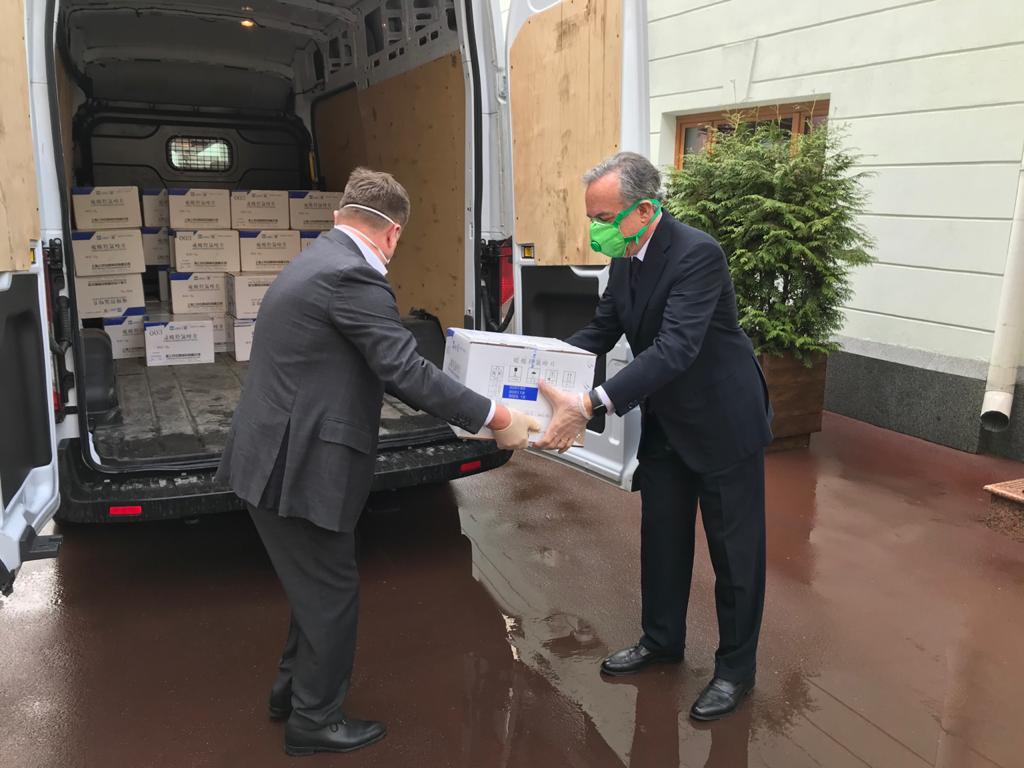ItalyinRussia's tweet photo. L’ Ambasciatore #Terracciano ha ricevuto da Igor #Butman, Presidente della Fondazione 1 Dien Pierv, 10.000 confezioni di Idroxiclorochina Solfato, utile nel trattamento delle infezioni da COVID-19. I medicinali partiranno presto per l’Italia. Grazie alla Fondazione 1 Dien Pierv! https://t.co/GkAxvobQAo