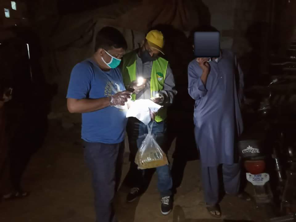 AikAwamPK's tweet photo. In last 5 days we have delivered one month ration packs to another 1097 families across Karachi and 50 in Ormara taking our total tall of families to 3647. 

Details:https://t.co/kQuwbNGoRR https://t.co/KCbgSbsSXA