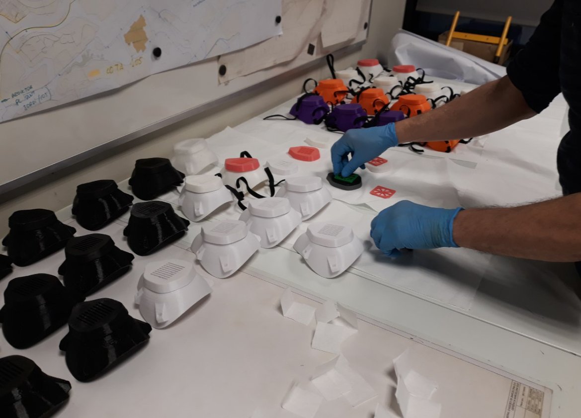Aquestes mascaretes amb filtre fabricades amb impressores per 3D per treballadors i treballadores d'Aigües de Barcelona ja estan en mans de <a href="/AutismeGURU/">Fundació Autisme GURU</a> 💙

Petits gestos per ajudar els altres! Gràcies a tots els que ho han fet possible! 👏