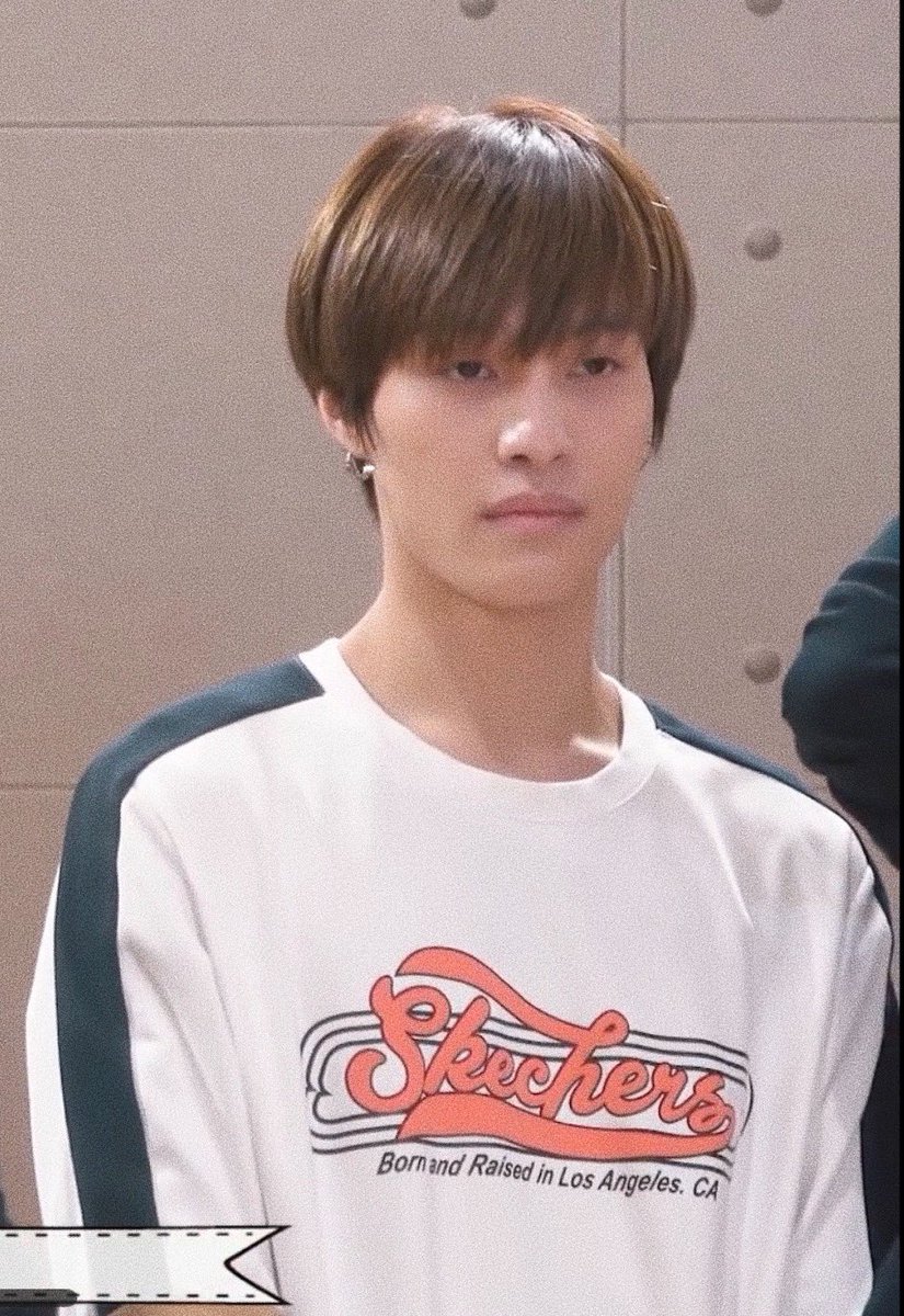 GeniaPint's tweet photo. Yang Yang listening to Xiao vs listening to Ten #wayV #XIAOJUN #ten #WayV_TEN #wayVlog https://t.co/rWUIojsuz8
