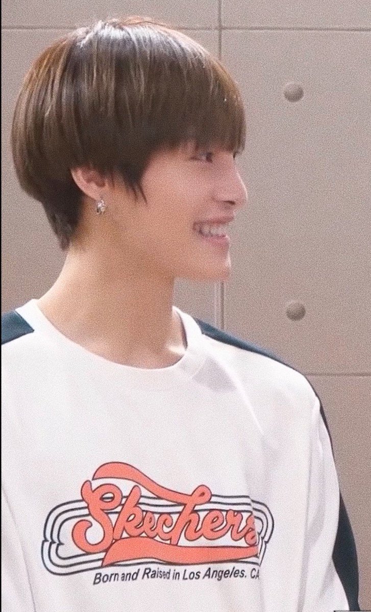 GeniaPint's tweet photo. Yang Yang listening to Xiao vs listening to Ten #wayV #XIAOJUN #ten #WayV_TEN #wayVlog https://t.co/rWUIojsuz8
