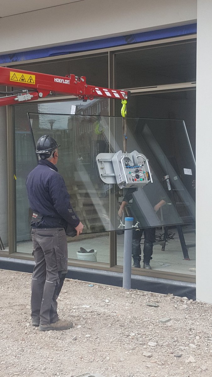 ArnhemsHart's tweet photo. Ook op de begane grond werden afgelopen week de kozijnen &amp; ramen geplaatst. Complex "&amp;InArnhem" is met recht nu al een mooi complex in onze binnenstad.👍🏻
#Arnhem @vandiestontwerp @hansp9130 #bewoners6811 @TSBouwVastgoed https://t.co/Oa2CQ5AblV