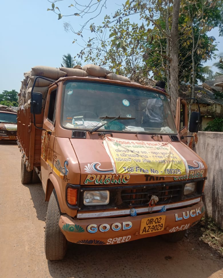 Food_Odisha's tweet photo. Under Public Distribution System to ensure food security for the poorest of poor during the lockdown period due to #COVID19, lifting of rice started at Puri district. #OdishaFightsCorona @rajaaswain https://t.co/efbNknswid