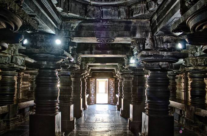 The central hall of the temple was originally open on all sides except the west, all other sides were later closed with perforated windows which reduces the lighting significantly.