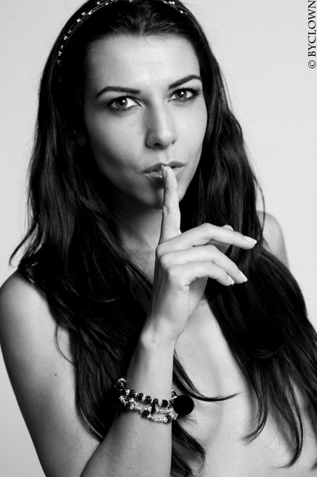 Je viens de poster un audio racontant mes derni&egrave;res frasques... A &eacute;couter &agrave; l'aise dans son lit de pr&eacute;f&eacute;rence<a href="/tag/blackandwhite"class="tags"><span>#blackandwhite</span></a><a href="/tag/frenchgirl"class="tags"><span>#frenchgirl</span></a><a href="/tag/highsocks"class="tags"><span>#highsocks</span></a><a href="/tag/noiretblanc"class="tags"><span>#noiretblanc</span></a>
