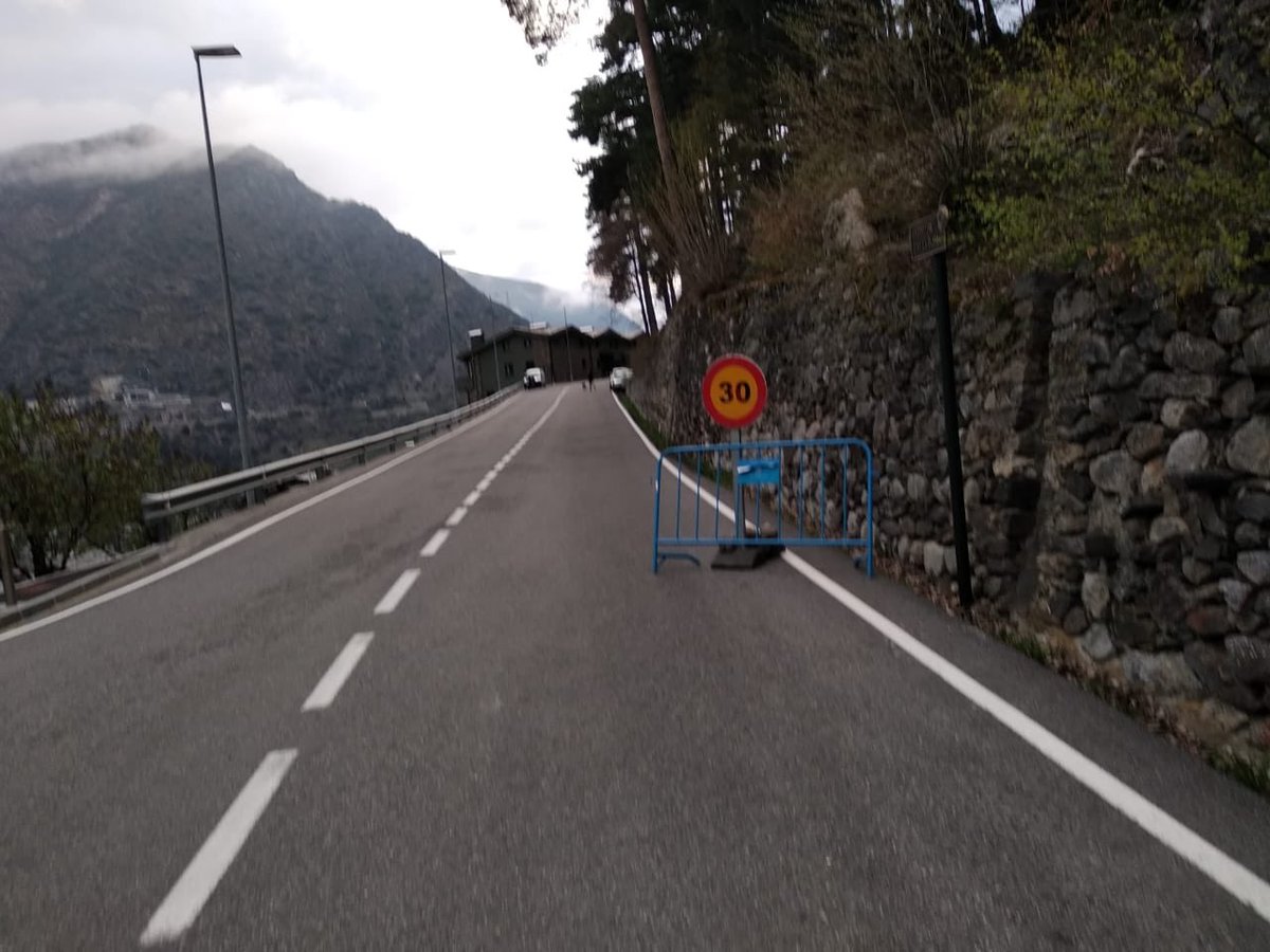 comuee's tweet photo. ⛅️ Bon dia. Avui, primer dia que podem passejar i fer running, de forma responsable i seguint les normes establertes.

🚫 En zones de trànsit de vianants SENSE VORERA, cal respectar les velocitats màximes per a vehicles.

🚧 A La Plana, per exemple, avisem amb tanques i senyals. https://t.co/QL5e5ghI7L