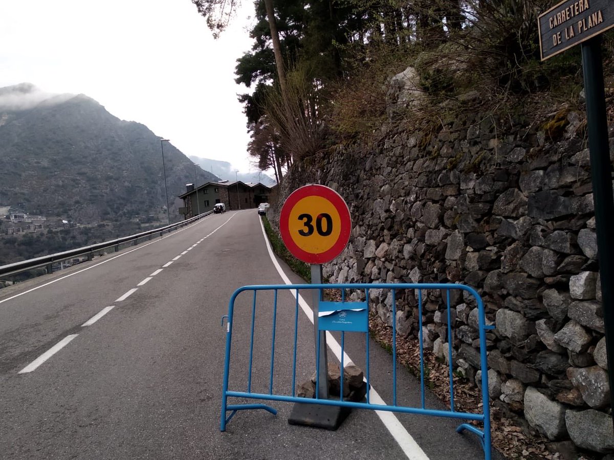 comuee's tweet photo. ⛅️ Bon dia. Avui, primer dia que podem passejar i fer running, de forma responsable i seguint les normes establertes.

🚫 En zones de trànsit de vianants SENSE VORERA, cal respectar les velocitats màximes per a vehicles.

🚧 A La Plana, per exemple, avisem amb tanques i senyals. https://t.co/QL5e5ghI7L