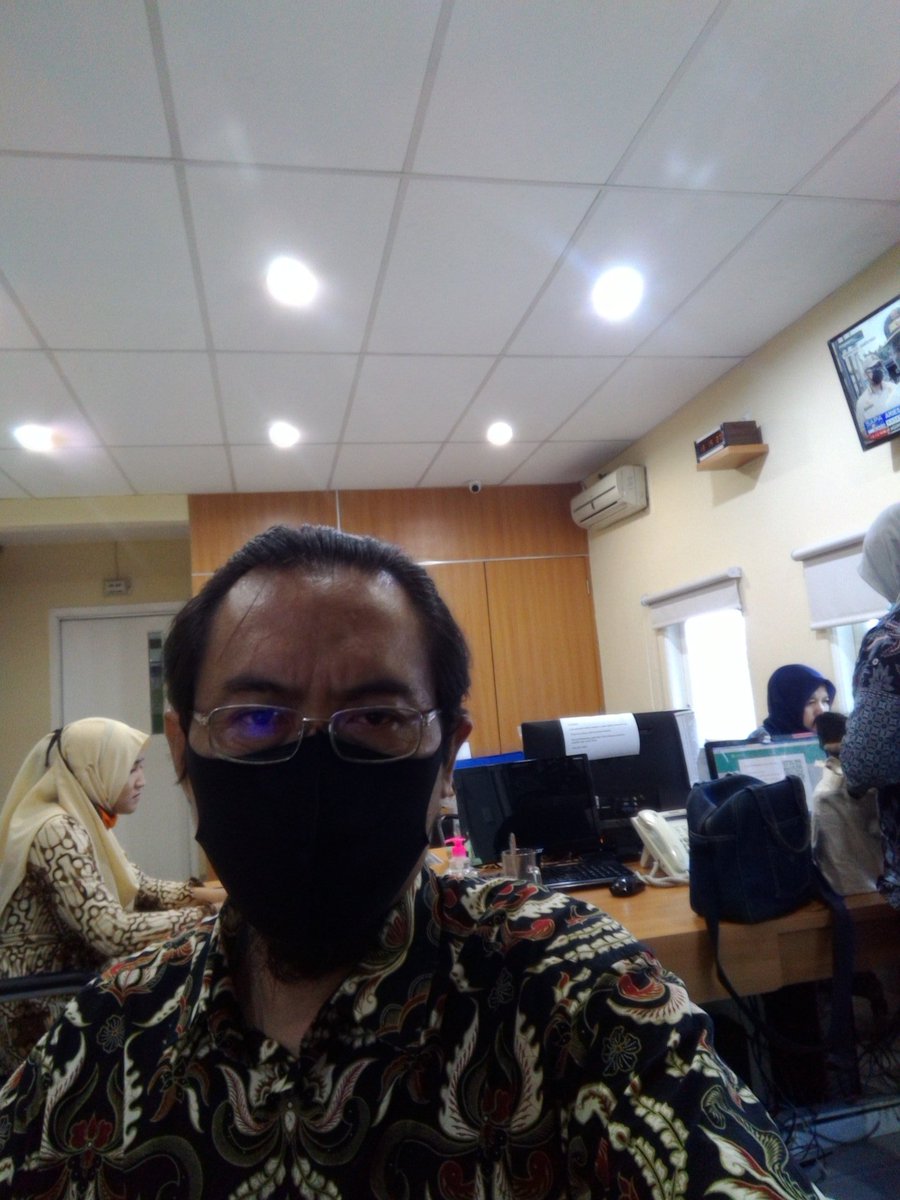 Ekswans's tweet photo. Bekerja dengan mengenakan batik dengan masker, di zona merah Covid 19 di Jakarta, Kamis 16 April 2020 https://t.co/QfAQf8N9TX
