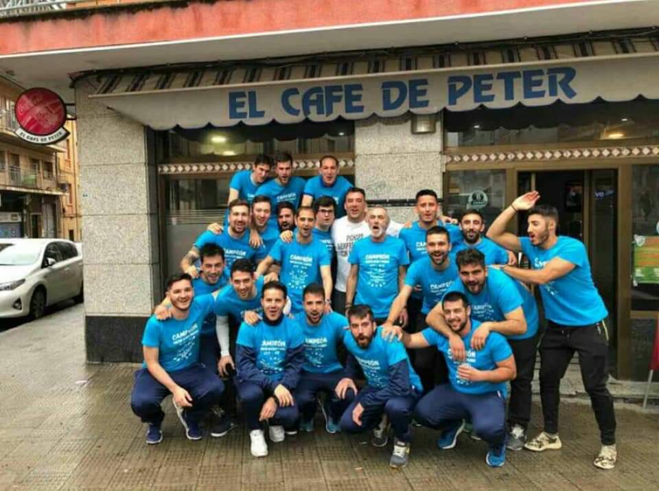 ElCafeDePeter's tweet photo. 🏆 ¡Se cumplen 2 años del Título Trofeo Charro!

TEMPORADA 2017/2018:
🥇 Campeón de Liga.
👏🏻 Campeón de la Deportividad.
⚽️ Equipo Máximo Goleador.
🔒 Equipo Menos Goleado.
⏰ Equipo Mejor Organizado.
🖐🏻 Mejor Portero de la Liga. 

Gracias a todos por una temporada inolvidable: https://t.co/vc5tyey6wz