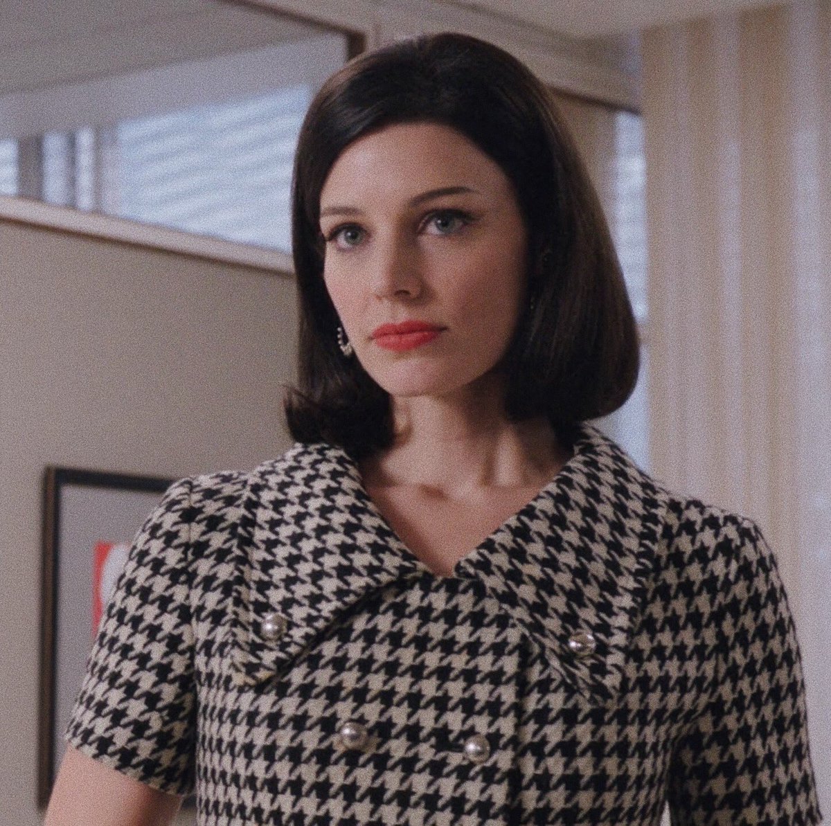 Megan Draper, neé Calvert, is also UR but not in the same way Peggy is. Warm, talented and stylish, Megan captures Don's attention with her idealism, looks and passion. However, her lack of pragmatism ultimately becomes her downfall as her acting dreams dissolve into thin air. 7/