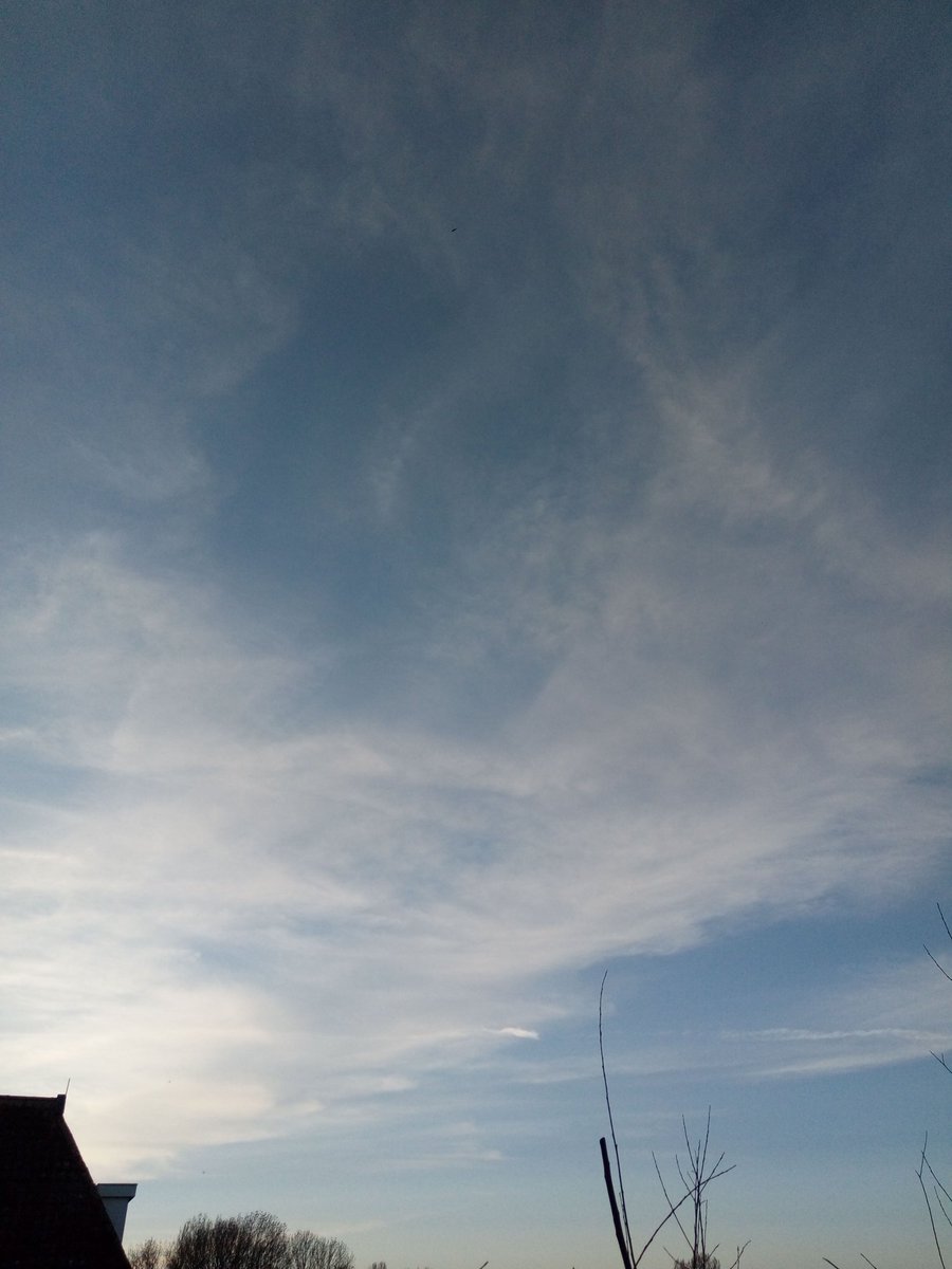 Benik_Weer's tweet photo. @LarsBoelen Dan zouden dit ook "echte" #sluierwolken kunnen zijn? Maar ook deze hebben een kunstmatige oorsprong. Het sterk verminderde #vliegverkeer is nog steeds in staat om voor een flinke #sluier te zorgen. #ikstonderbijenikkeekernaar https://t.co/ay7M9IOwKp