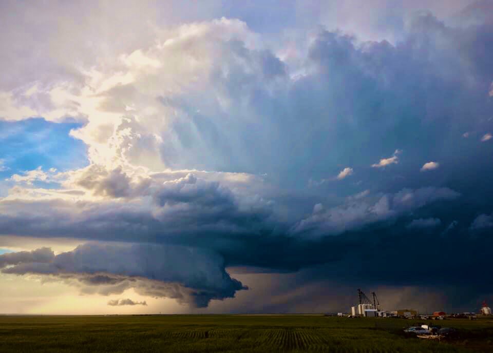 FlatlanderHank's tweet photo. @SirlinJohn Here’s an #isolated #supercellular #rightmover viewed from Elrose #Saskatchewan Canada on #July 13th last #summer
#SkStorm https://t.co/FGKHzRYxKZ