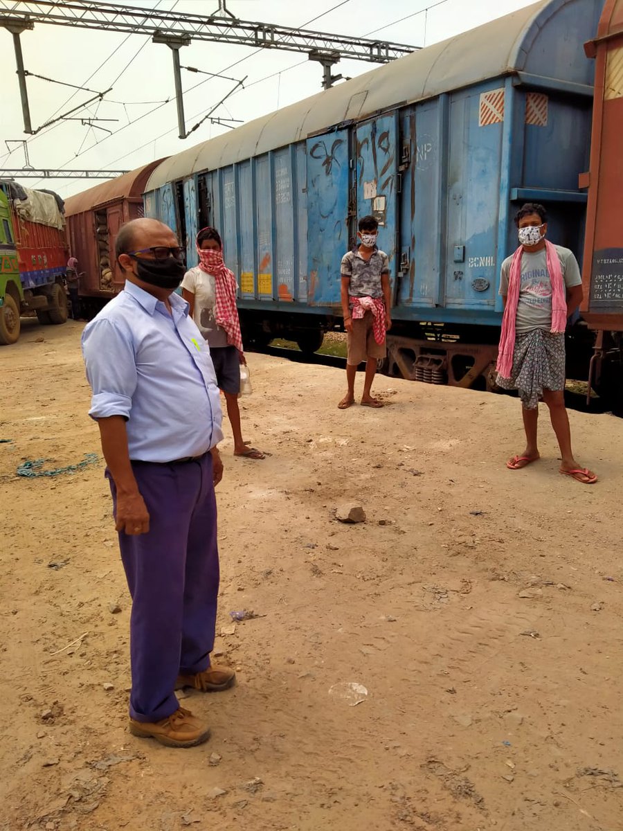 <a href="/RailMinIndia/">Ministry of Railways</a> carrying essential commodities to nook &amp; corners of d country in #COVID19 epidemic time. A train of rice being loaded #Kesinga station <a href="/eastcoastrail/">East Coast Railway</a>
following #SocialDistancing You stay safe at home, we bring essential goods to you #21DaysChallenge #21daylockdown
