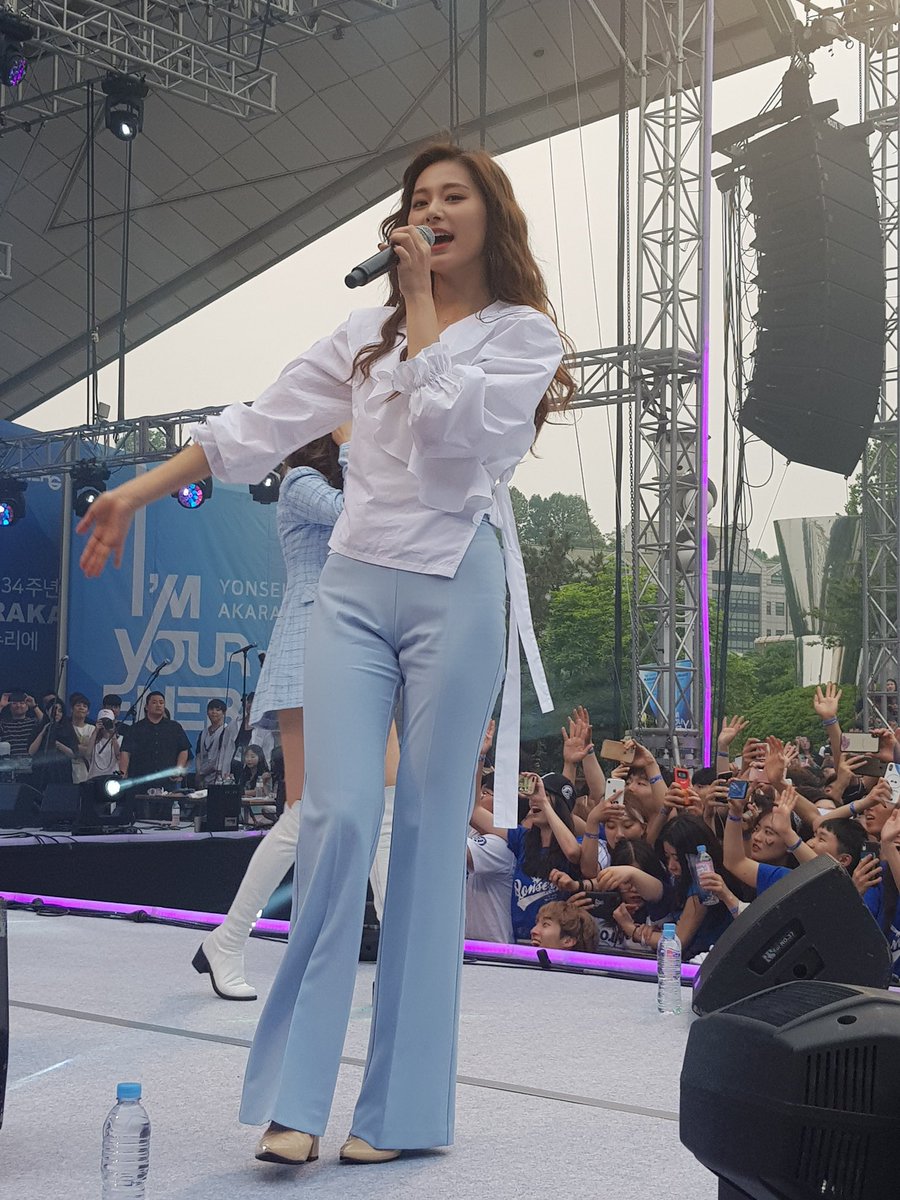 her skin !!! she’s glowing !!!
