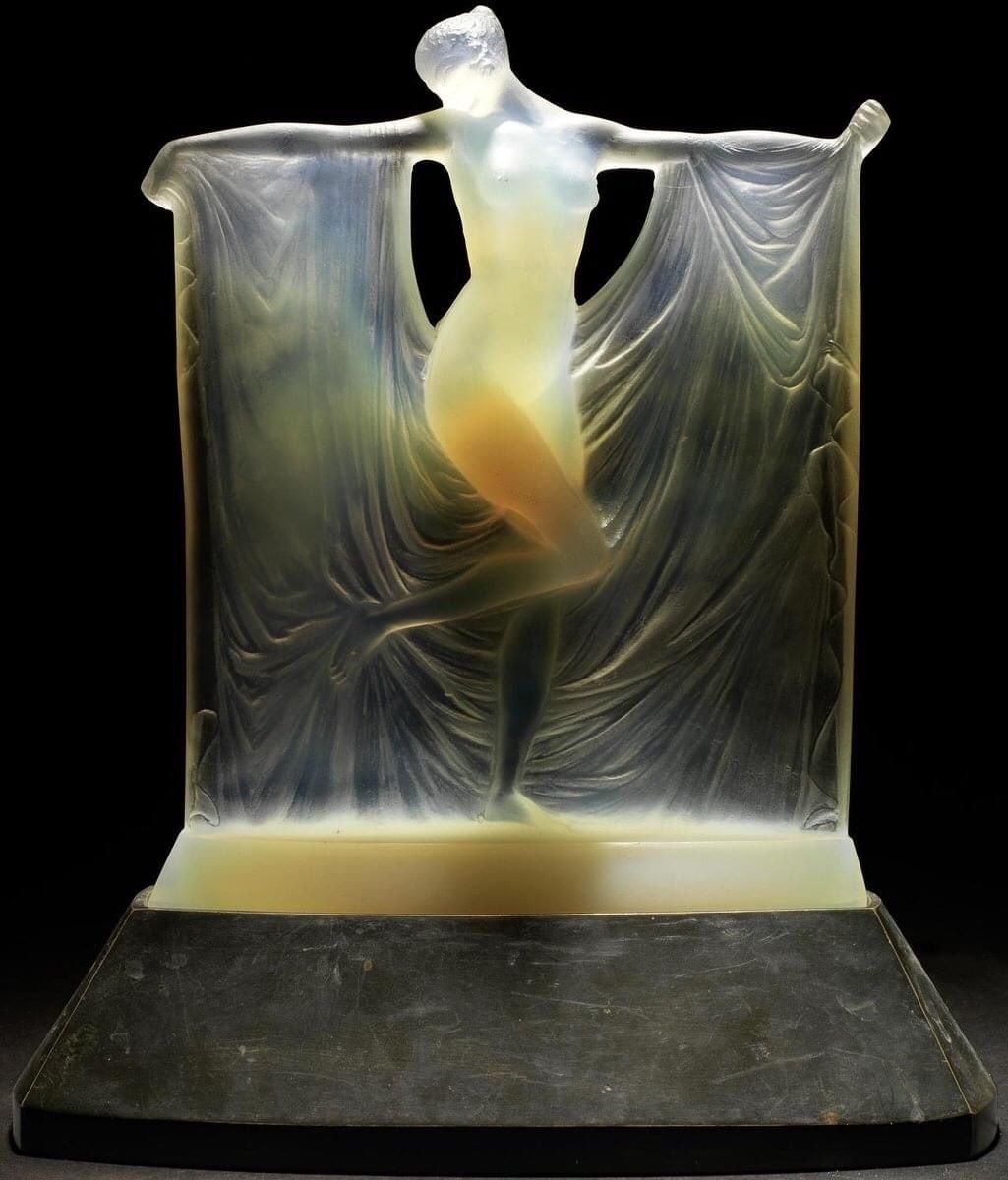 CARAA_Center's tweet photo. « Suzanne » (1925), René Lalique. https://t.co/QpjZPytziM