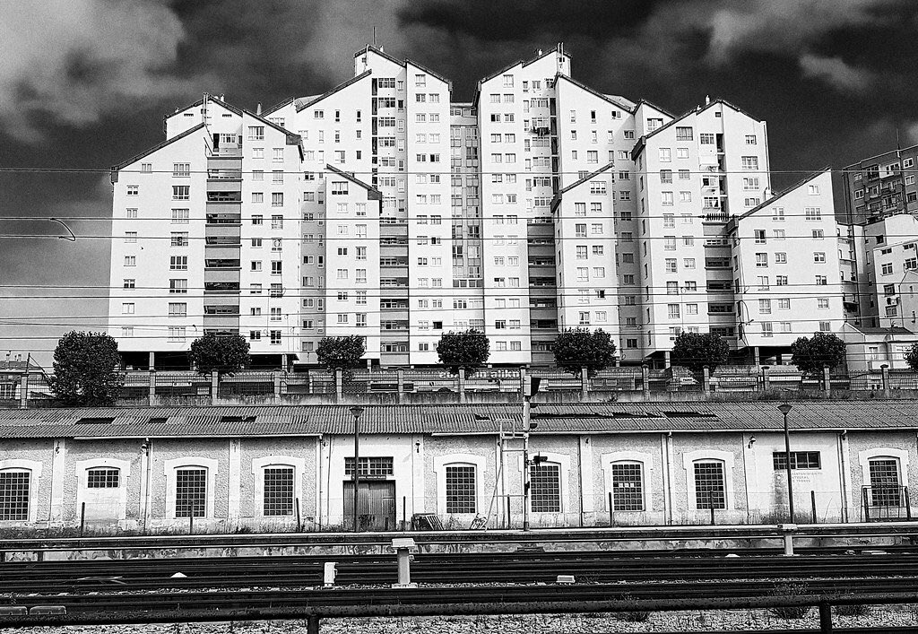 fraisku's tweet photo. #JuevesDeArquitectura #EdificioSingular
Edificio Aliko-1978,
A Coruña,Galicia
de
José Ramón #MiyarCaridad (1939-2010),
171 viviendas unificadas por el perfil de cubierta ,
edificio con una planta diáfana de uso común. https://t.co/nUXa2QdQsi