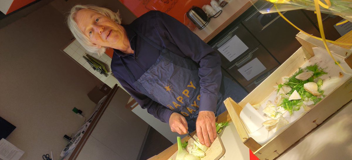 jankuiper's tweet photo. Op woensdag kookt "mannen met pannen" in de wijk Doorslag voor zo'n 50 inwoners. Vrijwilligers brengen rond, sommige eters komen afhalen. Gisteren mocht ik mee koken. Alleen maar blije mensen. Wat een klasse initiatief. https://t.co/6ZliPDNpNG