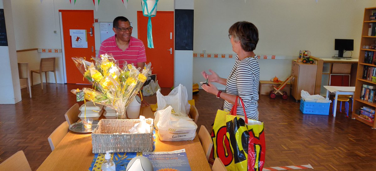 Op woensdag kookt "mannen met pannen" in de wijk Doorslag voor zo'n 50 inwoners. Vrijwilligers brengen rond, sommige eters komen afhalen. Gisteren mocht ik mee koken. Alleen maar blije mensen. Wat een klasse initiatief.