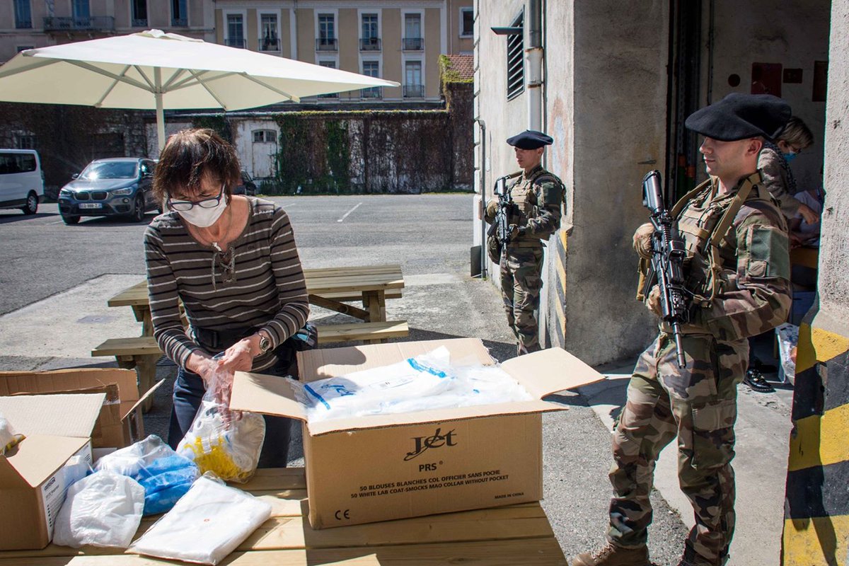 armeedeTerre's tweet photo. [#Résilience] Le #7BCA sécurise la distribution et l’approvisionnement du matériel de protection à destination du personnel médical.

Plus de 3 500 professionnels de santé ont pu s’approvisionner grâce à la mise en place de ce lieu de distribution.

#NousSommesLà https://t.co/p68q0fn64e