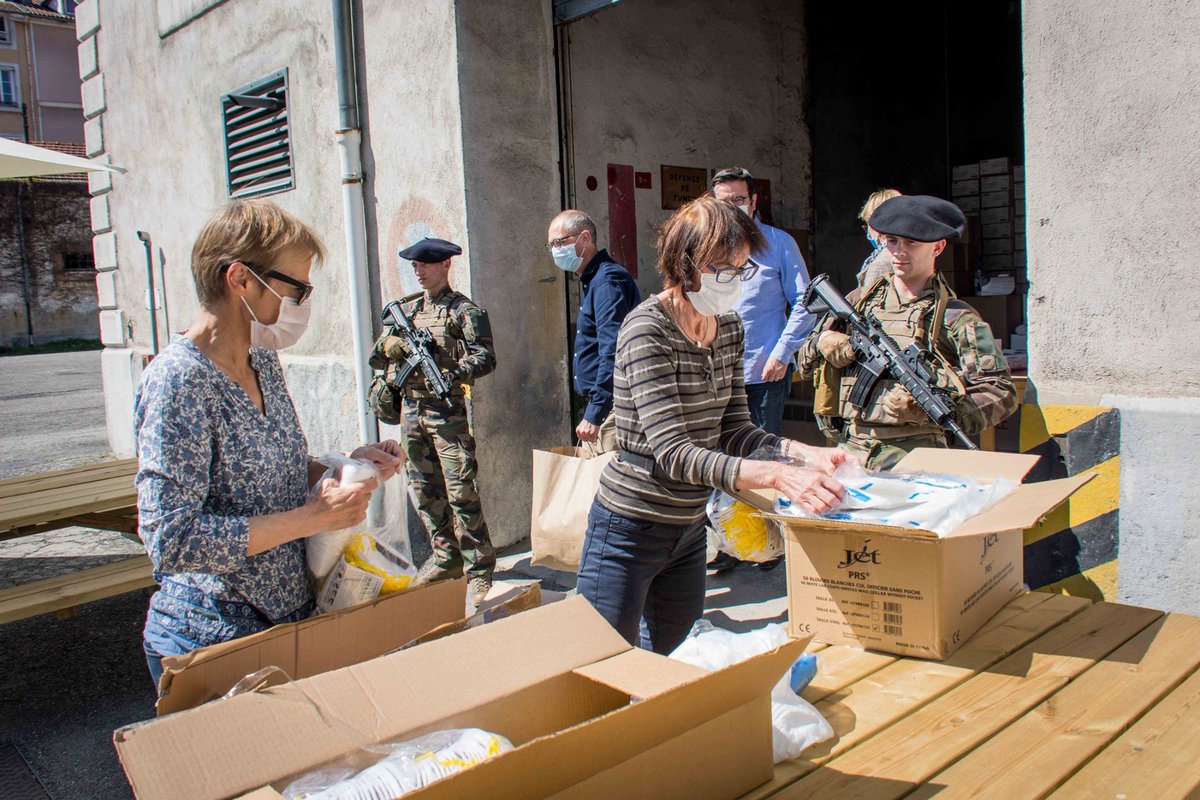 armeedeTerre's tweet photo. [#Résilience] Le #7BCA sécurise la distribution et l’approvisionnement du matériel de protection à destination du personnel médical.

Plus de 3 500 professionnels de santé ont pu s’approvisionner grâce à la mise en place de ce lieu de distribution.

#NousSommesLà https://t.co/p68q0fn64e