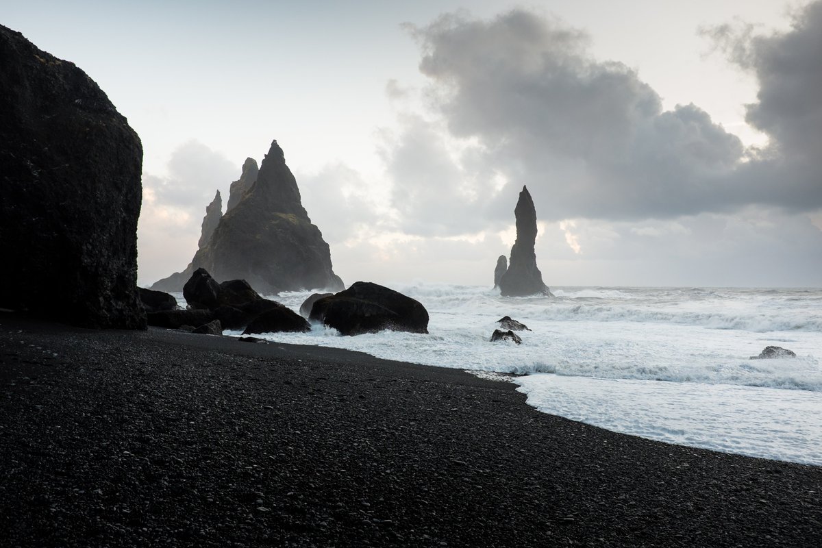 Allons donc faire un tour sur les plages de ces iles volcaniques pour voir ce qu'elles nous offrent. Voici la plage de Vik, en Islande. Le sable noir est ici constitué de fragments de basaltes, créé par l'érosion de ces roches volcaniquesPhotos : OnMyBigfOot et theculturemap