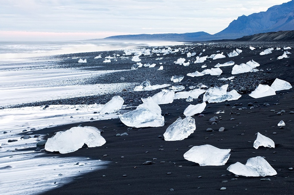 On retrouve des plages tout aussi noires dans l'Alaska, ou elles sont couvertes de fragments de glace, ou à HawaïPhotos : raynatours et lovebigisland