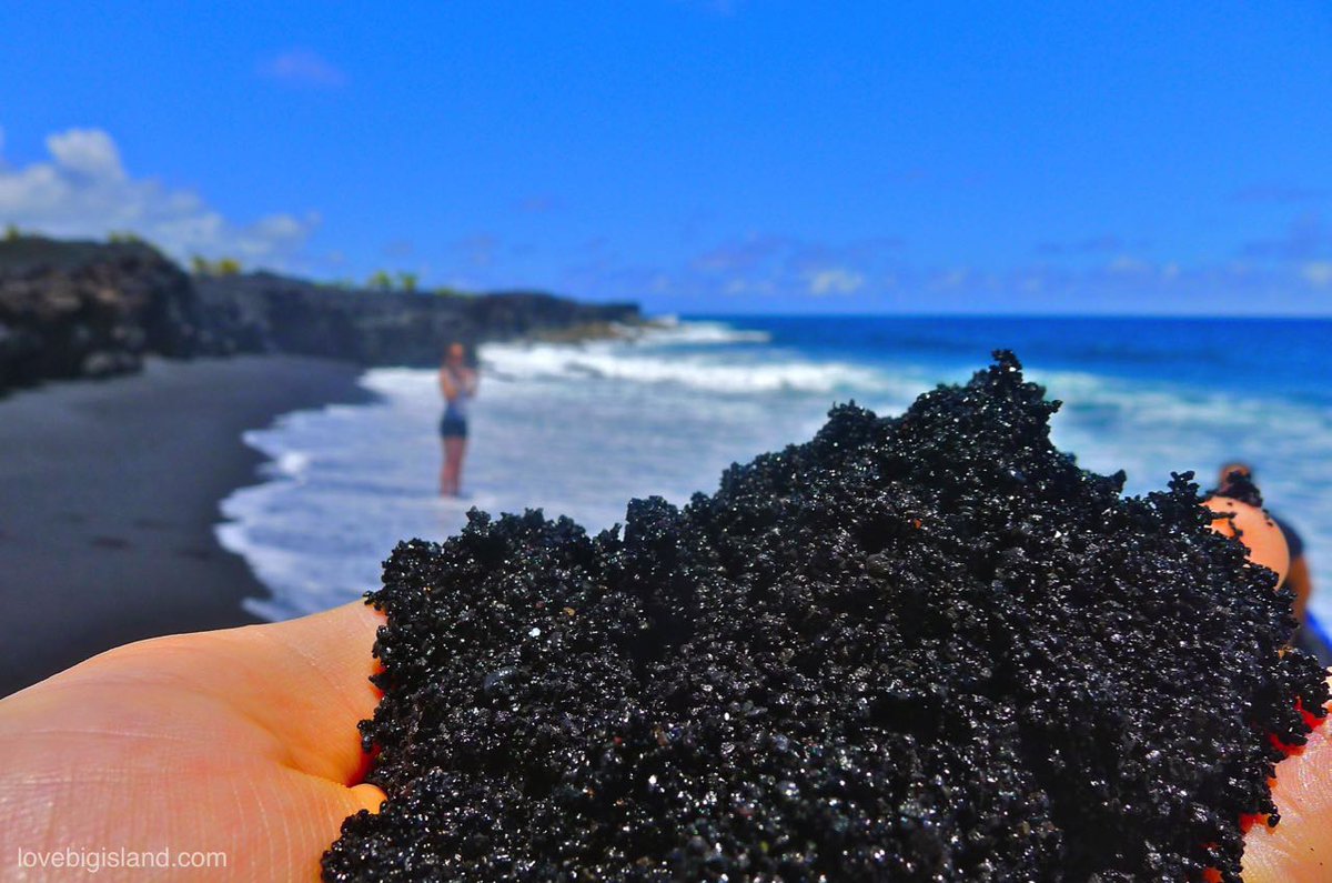 On retrouve des plages tout aussi noires dans l'Alaska, ou elles sont couvertes de fragments de glace, ou à HawaïPhotos : raynatours et lovebigisland