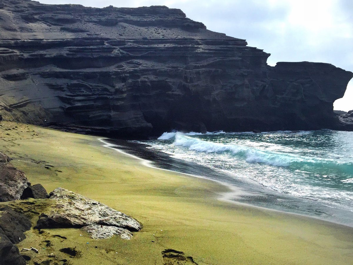 Mais toutes les plages d'Hawaï ne sont pas noires, bien au contraire. Certaines d'entre elles sont couvertes d'un sable vert. Cette couleur vient de l'Olivine, un minéral présent en grande quantité dans les roches du manteauPhotos : lareina ting, jay on flickr, et siim sepp