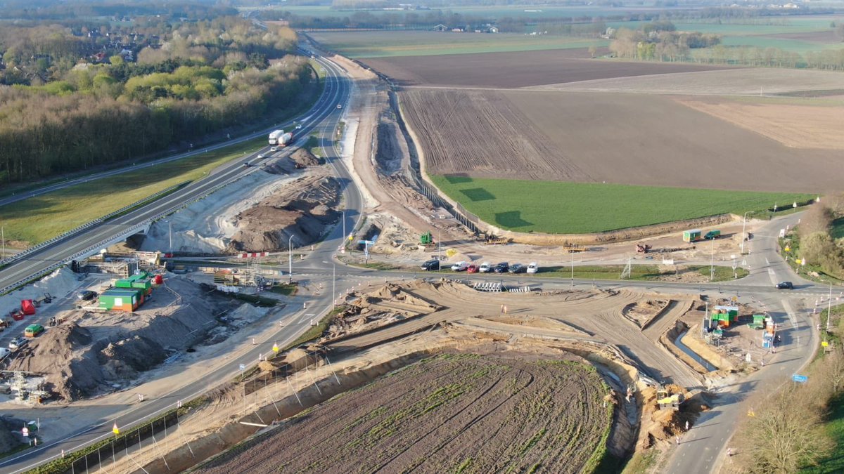 BAMGroep_NL's tweet photo. Mooi beeld van mooi werk! RT @FredMoll1 Werkzaamheden aan de N34 vorderen gestaag. @BAMInfra_nl #trotsopbam #hunnebedhighway https://t.co/dHLjYudBE7