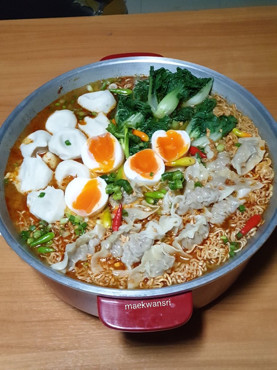 KwansriR's tweet image. มาม่าต้มยำ 7ห่อ ใส่เกี๊ยวหมู ลูกชิ้นปลา ไข่ต้ม ผักบ็อกฉ่อย อิ่มมากกก #maekwansri