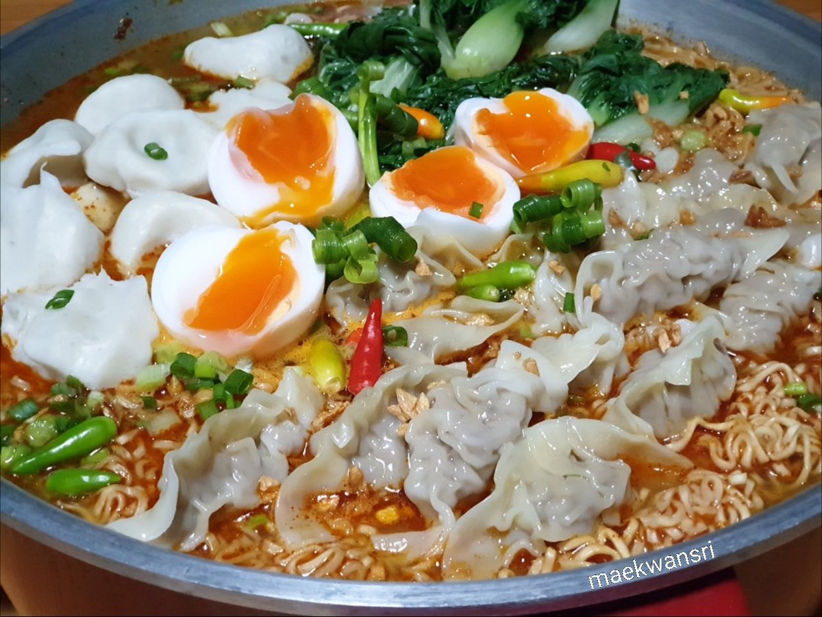 KwansriR's tweet image. มาม่าต้มยำ 7ห่อ ใส่เกี๊ยวหมู ลูกชิ้นปลา ไข่ต้ม ผักบ็อกฉ่อย อิ่มมากกก #maekwansri