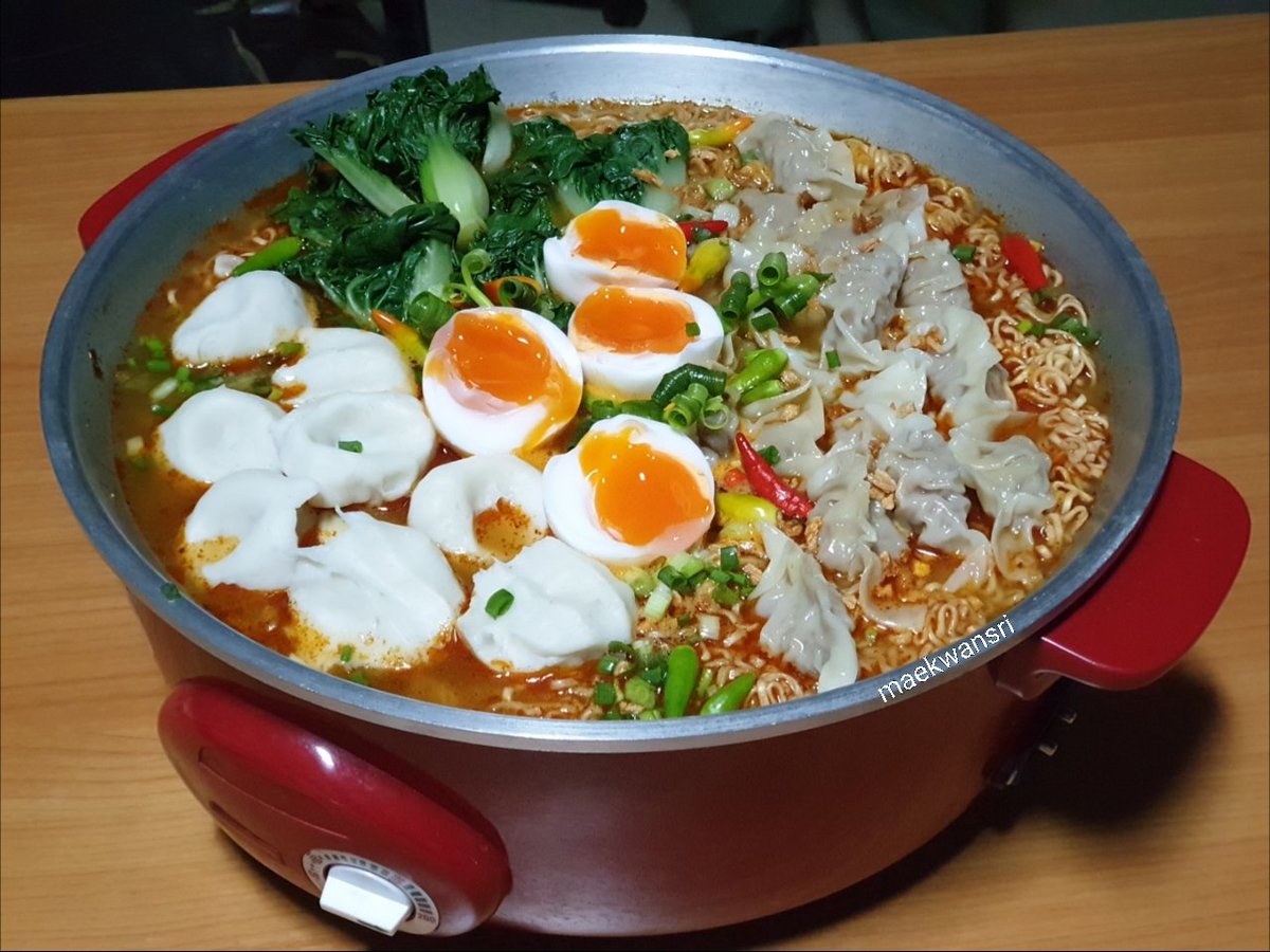 KwansriR's tweet image. มาม่าต้มยำ 7ห่อ ใส่เกี๊ยวหมู ลูกชิ้นปลา ไข่ต้ม ผักบ็อกฉ่อย อิ่มมากกก #maekwansri