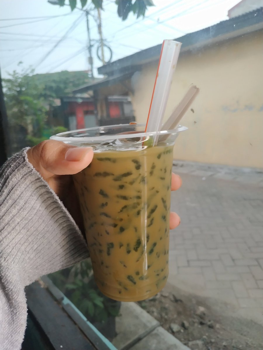diluar awannya lagi bagussss terus kang cendol lewat, ya namanya jg Nana gabisa kalo ga beli 😛 cuma 4ribu doang lagi, lebih enak dari brown sugar brown sugar di luar sana ❤️