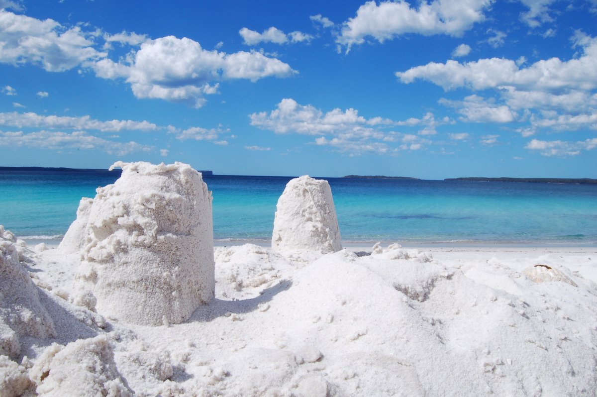 La grande gagnante est la plage de Hyams, au sud de Sydney. Une plage recouverte de petits grains de quartz, qui peuvent acquérir cette couleur blanche lorsque le vent force les grains à s'entrechoquerPhotos : Silas Baysch, Jonas Smith et Patrick Jegan