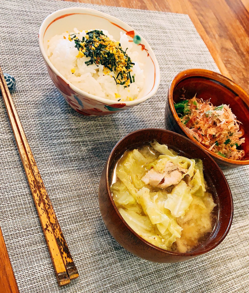 福圓美里 みかん食べよう على تويتر 動いてないからか食欲がない でも食べねばね ということでのりたまごはん のりたまはなんか食べれちゃうよね あと無限ピーマンと キャベツと豚肉のお味噌汁 お味噌汁は 茅乃舎のだしパックを袋破って 中身投入するのが最近の