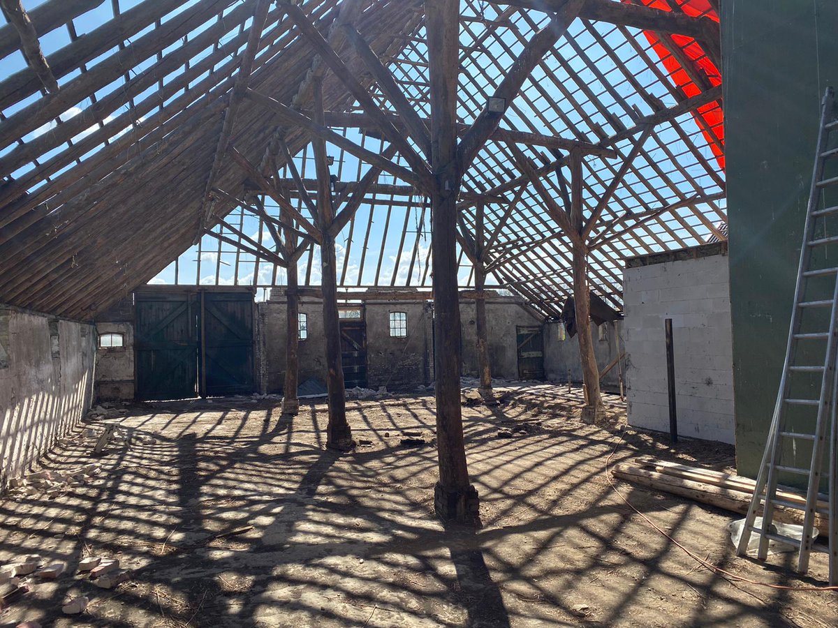 PosthumusBouw's tweet photo. Het lijnenspel van een bintwerk en haar schaduw; te mooie foto om niet te delen! #mooivak #nostalgisch #debouwmaakthet https://t.co/Q470wsBe2T