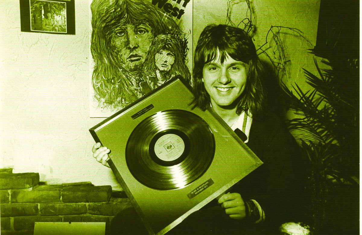 Jan_Vis's tweet image. Voor de #ThrowbackThursday van deze week hebben we een mooie foto van #AlbertWest in ons archief gevonden. Hierop zien we een trotse Albert, omstreeks 1974, met een Gouden Plaat voor …. Wie het weet mag het zeggen! 😉 #TBT