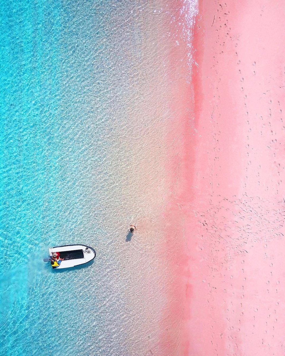 Sur ces plages tropicales, comme sur celles de l'île de Komodo, on peut aussi trouver du sable rose. Cette fois-ci, ce ne sont pas des concrétions, mais directement des coquilles d'organismes marinsImage : hendrickhartono (IG)